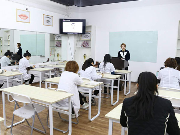 韩式半永久哪里学，选择培半永久训机构，第三条至关重要