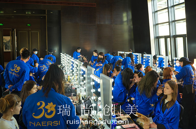 学化妆：一个永远好赚钱的赛道，你准备好了吗？